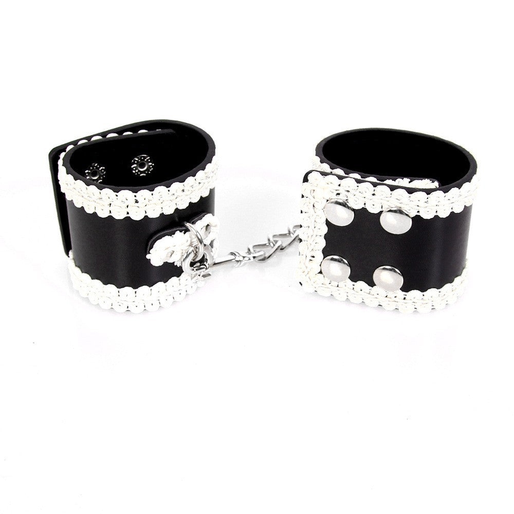 Gothic Desire - Manette con ricami in pizzo
