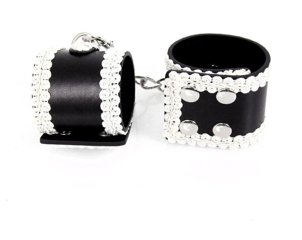 Gothic Desire - Manette con ricami in pizzo