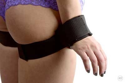 donna con costrittivo cosce e manette