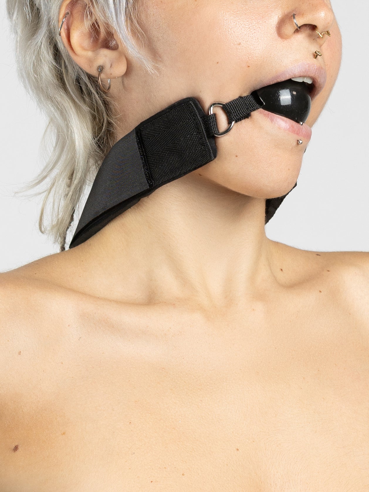 Silent Bond - Ball Gag in Silicone rigido e Manette