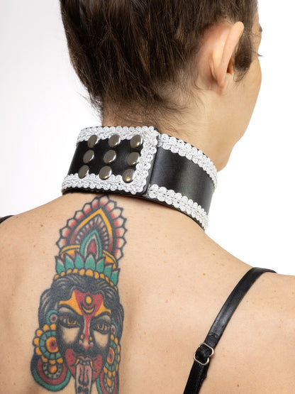 Gothic Desire - Collare in Ecopelle con Ricami in Pizzo